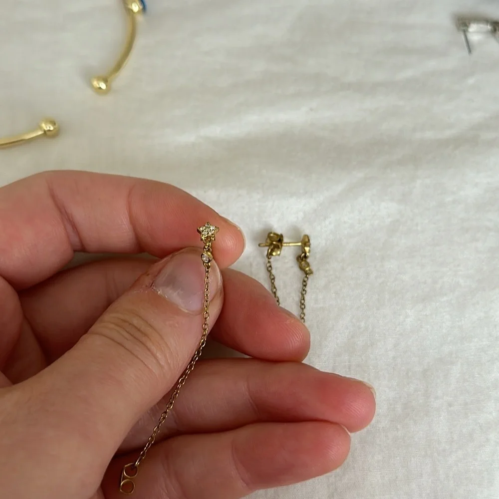 NWOT Gold Shimmering Star Chain Earrings OS